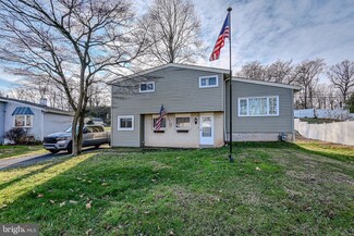 902 Flora Ln, Upper Chichester, PA 19061