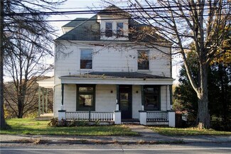 32 Main St, Hickory, PA 15340