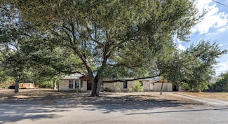 517 First St, Lexington, TX 78947