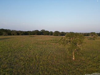 902 Fallbrook Ln, La Vernia, TX 78121