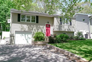 7 Penny Dr, Huntington Station, NY 11746