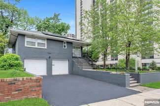 201 Riverdale Dr, Fort Lee, NJ 07024