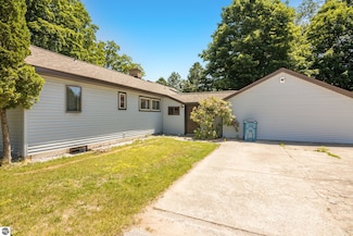 637 Crystal Ave, Frankfort, MI 49635