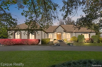 374 Oakbridge Dr, Rochester, MI 48306