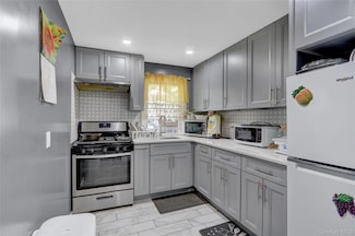 10445 198th St, Saint Albans, NY 11412