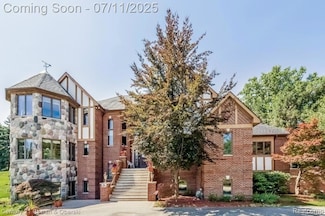 31085 Estate Woods Ct, Farmington Hills, MI 48331
