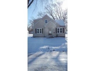 295 N Park Ave, Le Center, MN 56057