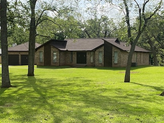 127 Woodcrest St, Clute, TX 77531