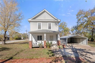 402 E 9th St, Coffeyville, KS 67337