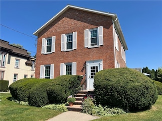 40 Phelps St, Lyons, NY 14489