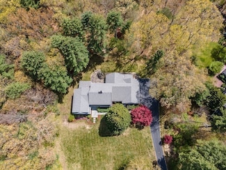 27 Brookfield Rd, Dover, MA 02030