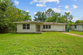 405 Chip St, La Marque, TX 77568