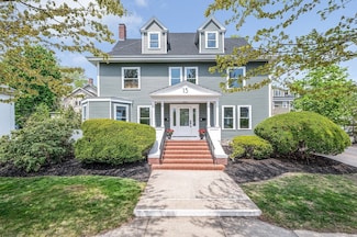 13 Chestnut St, Wakefield, MA 01880