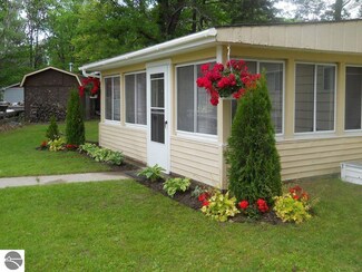 8350 N Shore Dr, Hale, MI 48739