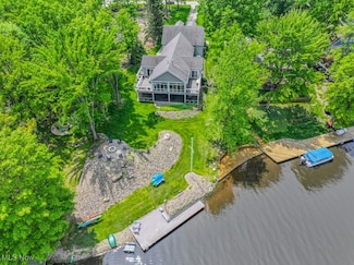 1560 Lake Crest Dr, Roaming Shores, OH 44084