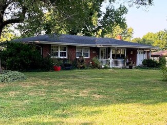902 W Plumb St, Aurora, MO 65605