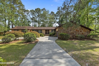 3703 Oxford Ct, Morehead City, NC 28557