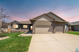 1304 S Thecla Ave, Sioux Falls, SD 57106