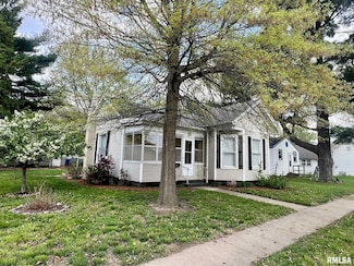 605 N 6th St, Petersburg, IL 62675