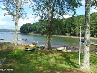 101 Courtney Ln, Greentown, PA 18426