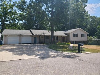 824 N Lavinia St, Ludington, MI 49431