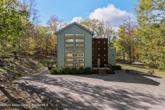 44 Old Wagon Rd, Wood Stock, NY 12498