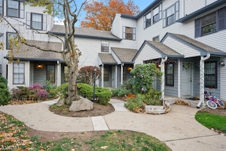 809 Woodbridge Commons Way, Iselin, NJ 08830