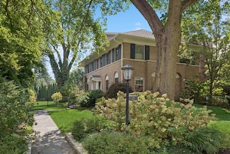 221 Greenleaf Ave, Wilmette, IL 60091