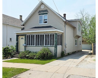 1212 S 12th St, Manitowoc, WI 54220
