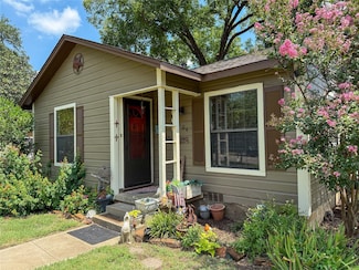 104 Dixon St, Cleburne, TX 76033