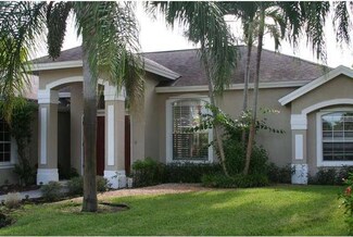 800 Mount Hood Ct, Naples, FL 34104