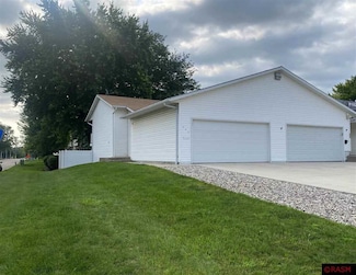 922 Armstrong Blvd N, Saint James, MN 56081