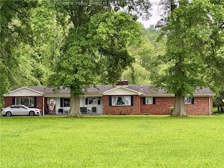 1070 Teays Ln, Hurricane, WV 25526