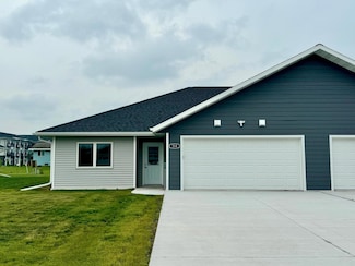 514 Garfield St SE, Warroad, MN 56763