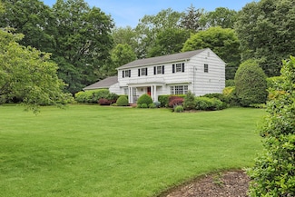 2 Shady Meadow Ln, Syosset, NY 11791