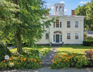 12 High St, Wiscasset, ME 04578