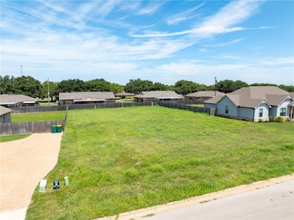 220 Fox Run Ln, Robinson, TX 76706