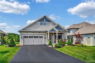 7 Creekstone Dr, East Aurora, NY 14052