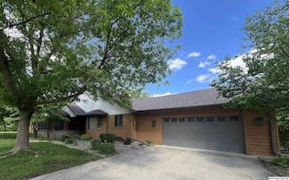 2004 Hunters Ridge Dr, Mason City, IA 50401