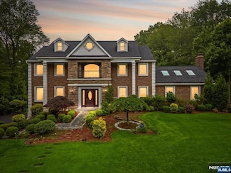 8 Oratam Rd, Upper Saddle River, NJ 07458