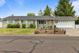 20 Hickory Ln, Central Point, OR 97502