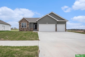 6851 Stony Point Dr, Papillion, NE 68133