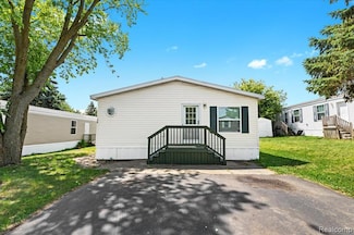 26 Hummingbird Dr, Orion Township, MI 48359