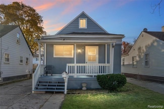 20462 Hollywood St, Harper Woods, MI 48225