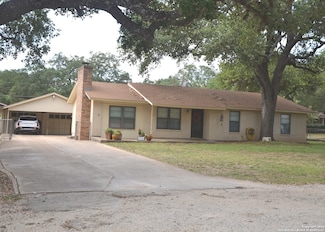 522 Williamsburg Rd, Devine, TX 78016