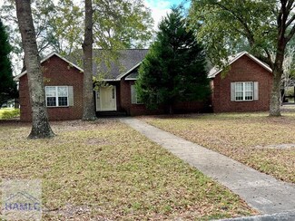 110 Clearwater Dr, Jesup, GA 31546