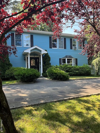 10 Jonah Rd, Miller Place, NY 11764