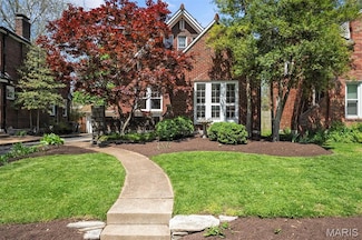 7215 Northmoor Dr, Saint Louis, MO 63105