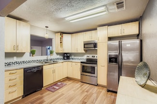 935 6th St, Dickinson, TX 77539