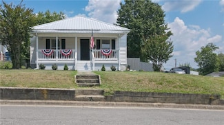 704 E Haymore St, Mount Airy, NC 27030